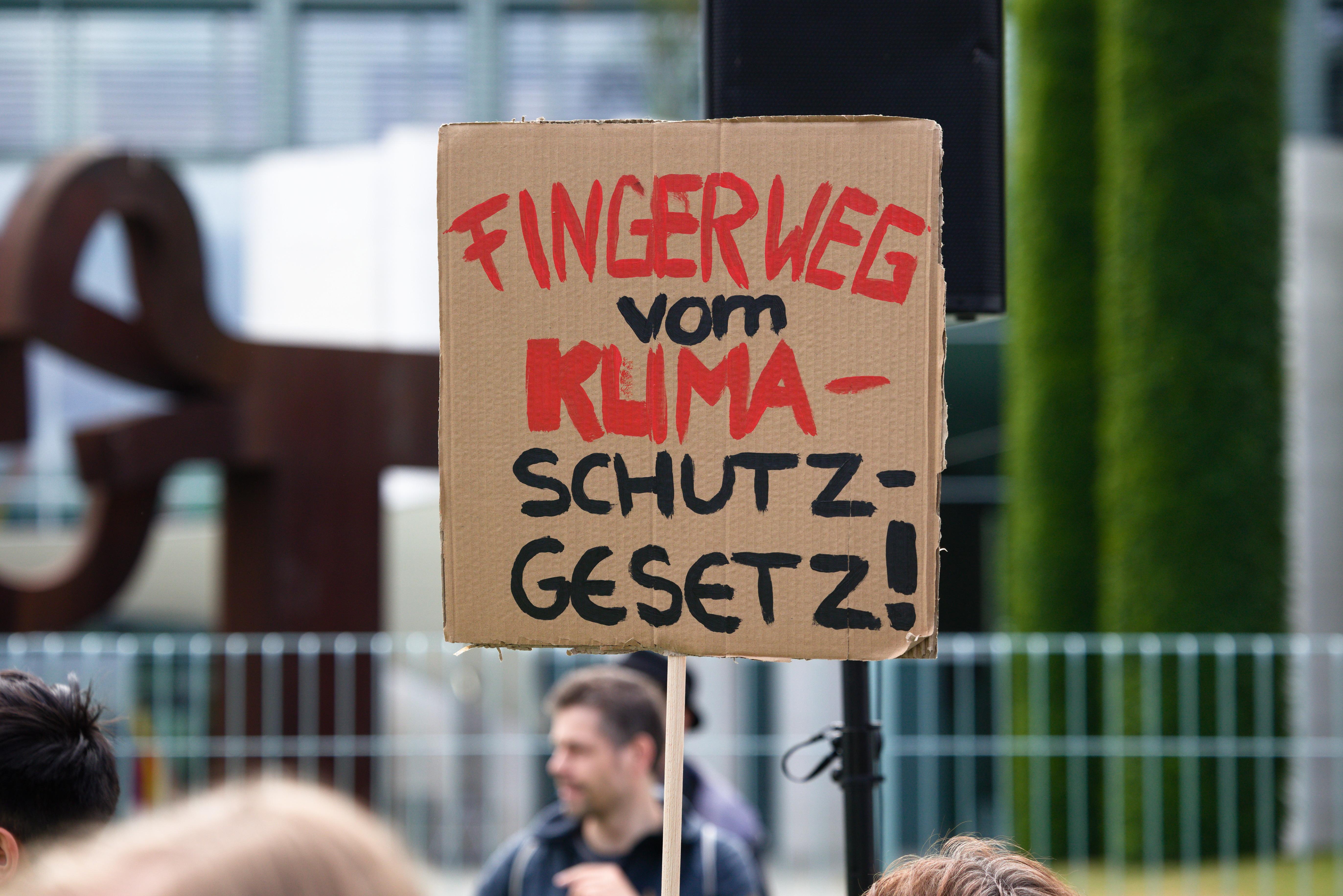 PM: Fridays for Future kommentiert KSG-Beschluss +++ Protest vor dem Reichstagsgebäude gegen Klimaschutzgesetz-Änderung  